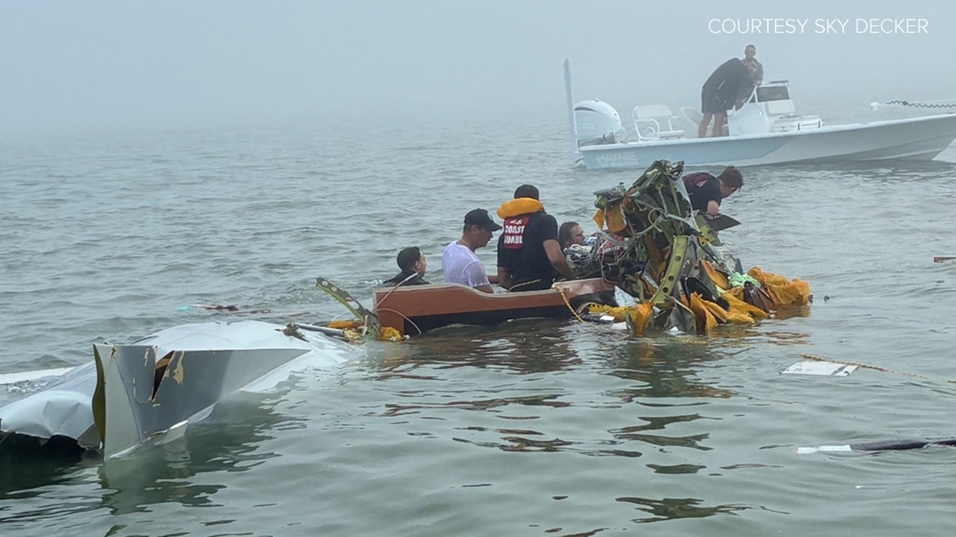 Avión de la Marina se desploma en Galveston con pacientes a bordo