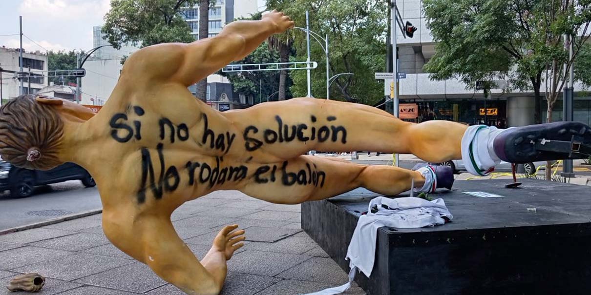CNTE en “modo hooligans”: vandaliza exposición del Mundial y exige audiencia con Sheinbaum