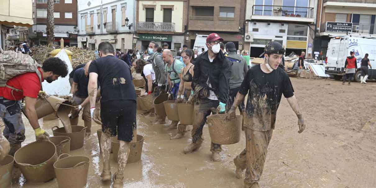 Lanzan lodo e insultos al rey de España en visita a zona damnificada por inundaciones