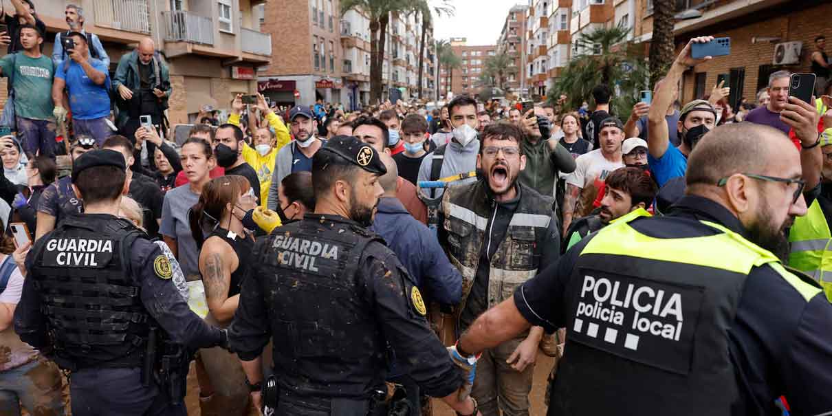 Lanzan lodo e insultos al rey de España en visita a zona damnificada por inundaciones