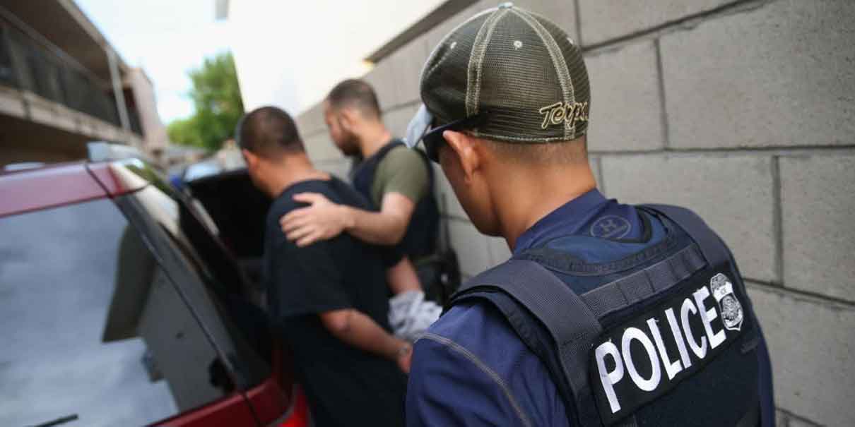 Grupos antiinmigrantes suplantan al ICE para intimidar a migrantes latinos