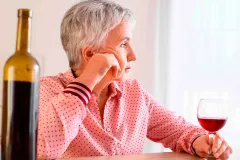 Efectos de la jubilación y el consumo de alcohol en la depresión, según estudio