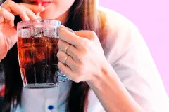 Consumo de refrescos aumenta riesgo de DEPRESIÓN en mujeres, revela estudio alemán