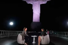 Rosalía se vuelve viral en Brasil: huye de una cucaracha durante entrevista 