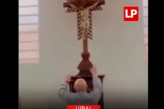 Otro sacerdote es víctima de una cruz de madera. VIDEO
