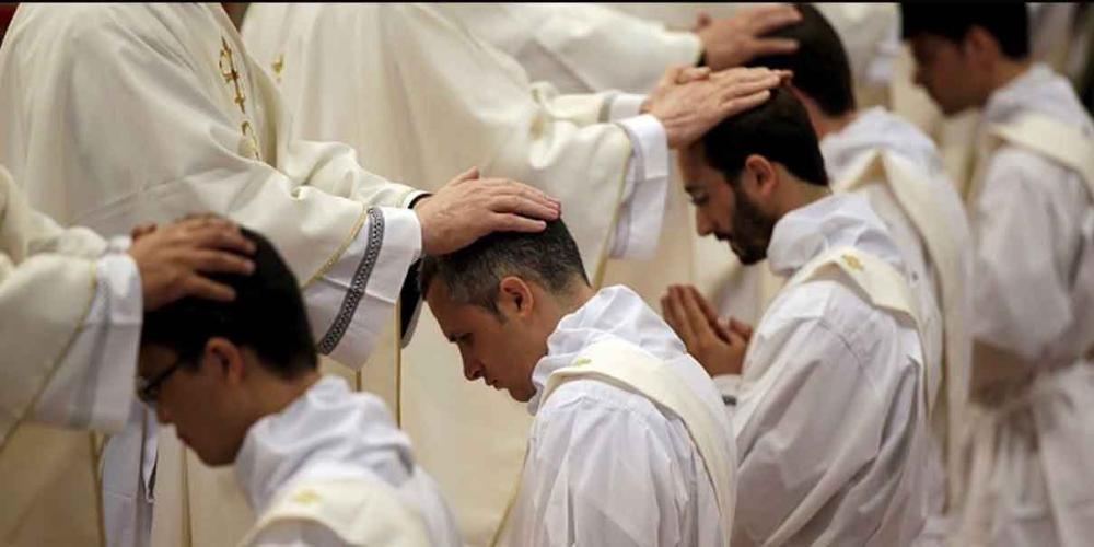 Histórico: Iglesia abre puertas a sacerdotes homosexuales