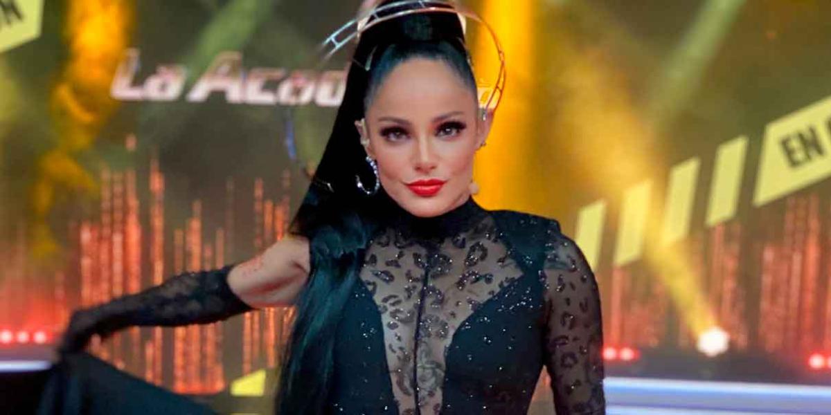 Lolita Cortés lo vuelve hacer; Critico en vivo a bailarina de "La Academia" e internet responde con memes
