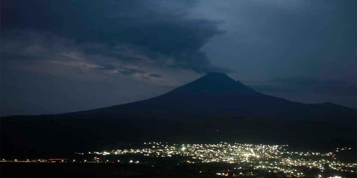 VIDEO. Cámaras aledañas al Popocatépetl captan misteriosas luces subiendo por sus faldas