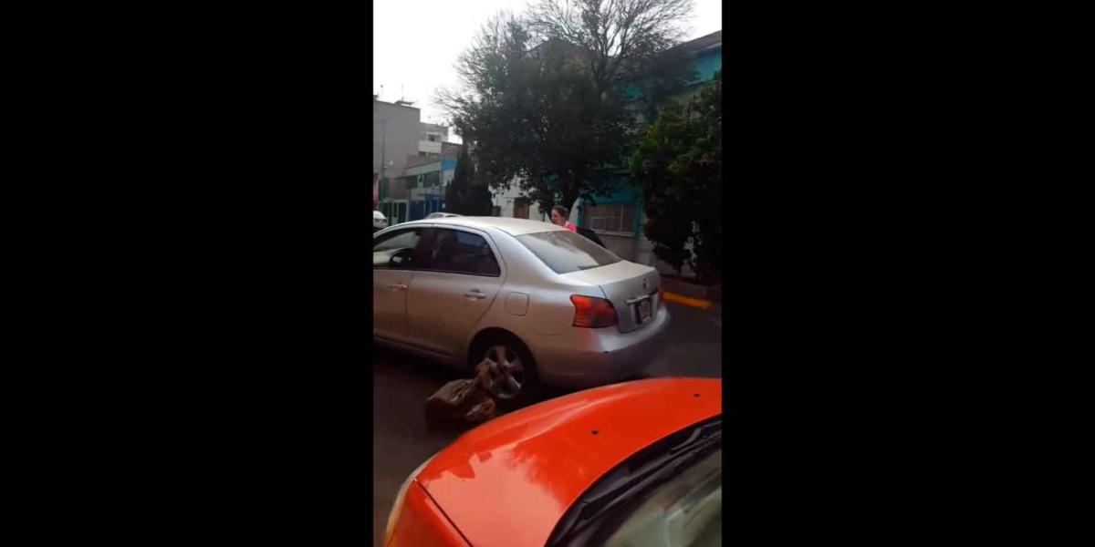 Mujer se cree dueña de la calle y llama a la policía para que muevan un carro; esto pasó