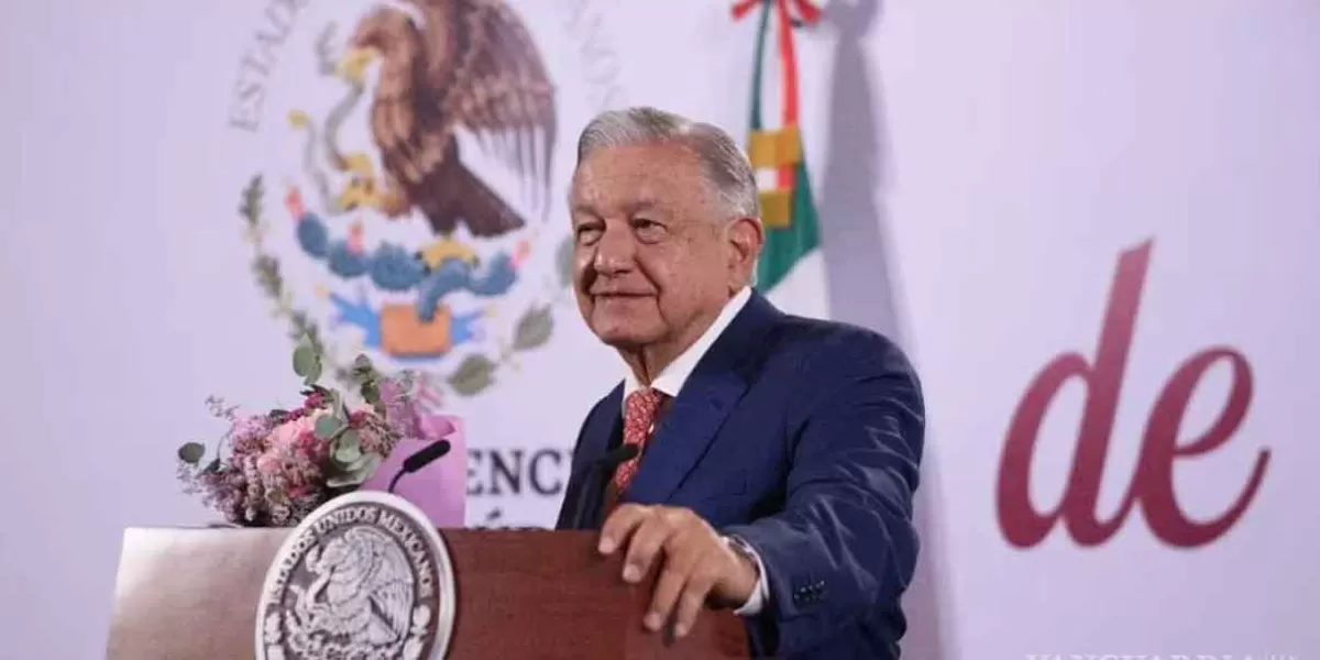 AMLO dedica concierto a las mamás de México con mariachi y flores