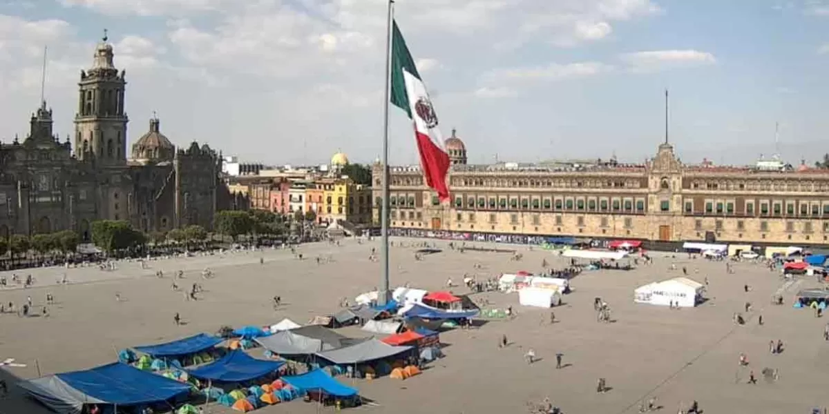 La CNTE quita plantón en Zócalo para cierre de campaña de Claudia Sheinbaum 