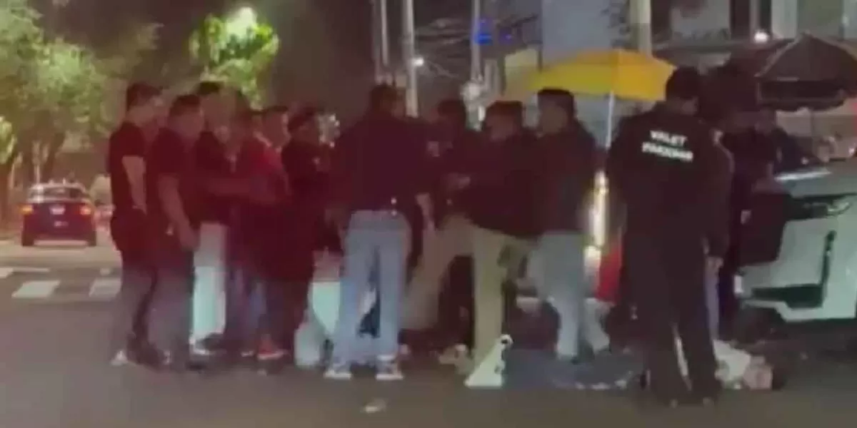 Guardias de seguridad y del valet del bar Bunny madrean a chavos y hasta les roban