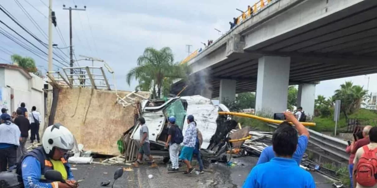 Camión cae de distribuidor vial, chofer sobrevive y se lanza de puente peatonal