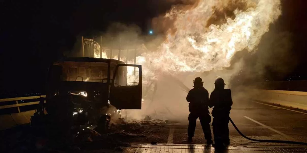 Incendio de tráiler paraliza la autopista México-Puebla