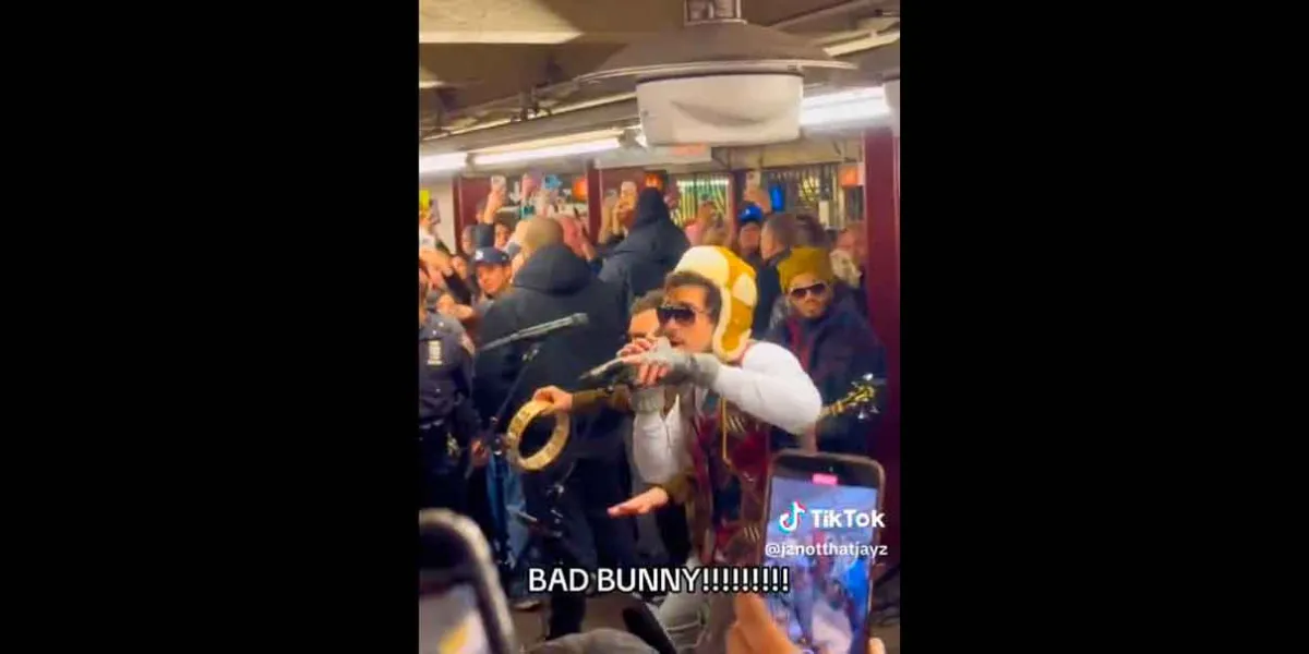 Bad Bunny canta y pide monedas en el metro de NY 