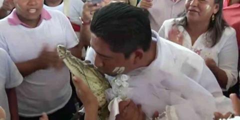 Edil de un municipio en Oaxaca se casa con “UNA COCODRILA”, es un ritual ancestral para la abundancia