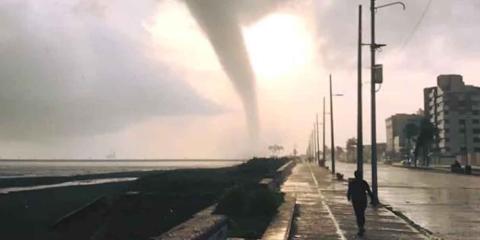 Causa pánico tornado en playa de Veracruz