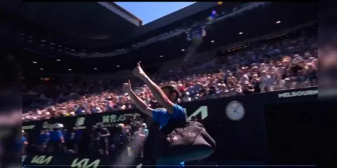 En medio de rechiflas Djokovic abandona partido del Open de Australia    