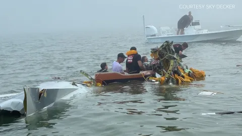 Avión de la Marina se desploma en Galveston con pacientes a bordo