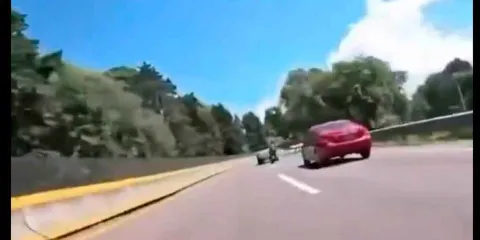 VIDEO. Motociclista juega a Rápidos y Furiosos en la autopista Cuernavaca–México y termina destrozado contra camioneta