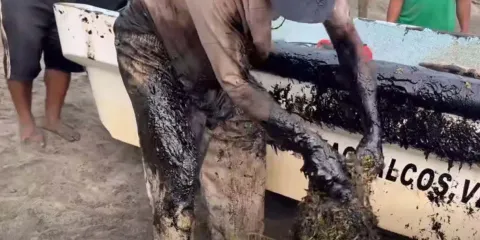 “Venga a visitarnos”: pescadores retan a Rocío Nahle por derrame en Veracruz