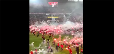 VIDEO. El derby de Praga termina en caos, aficionados invaden el campo y se enfrentan