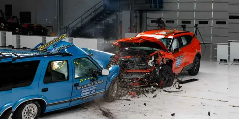 Autos de hoy vs. hace 30 años: así evolucionó la seguridad que salva miles de vidas