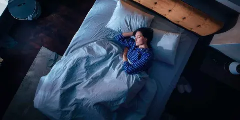 Dormir con luz se asocia con cambios en el corazón, revela estudio