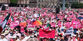 Con protesta ante el INE por supermayoría, buscan “revivir” a la Marea Rosa