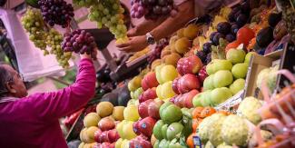 Para prevenir enfermedades, esta es la fruta y verdura que debes lavar antes de cortar