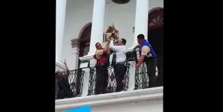  Niño recrea a Juan Escutia y salta de balcón en Ameca, Jalisco. VIDEO
