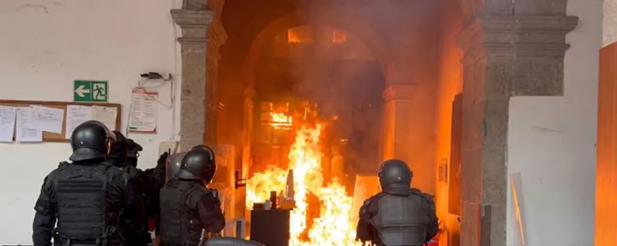 Con bombas molotov y petardos atacan el Congreso de Jalisco durante protesta por agua