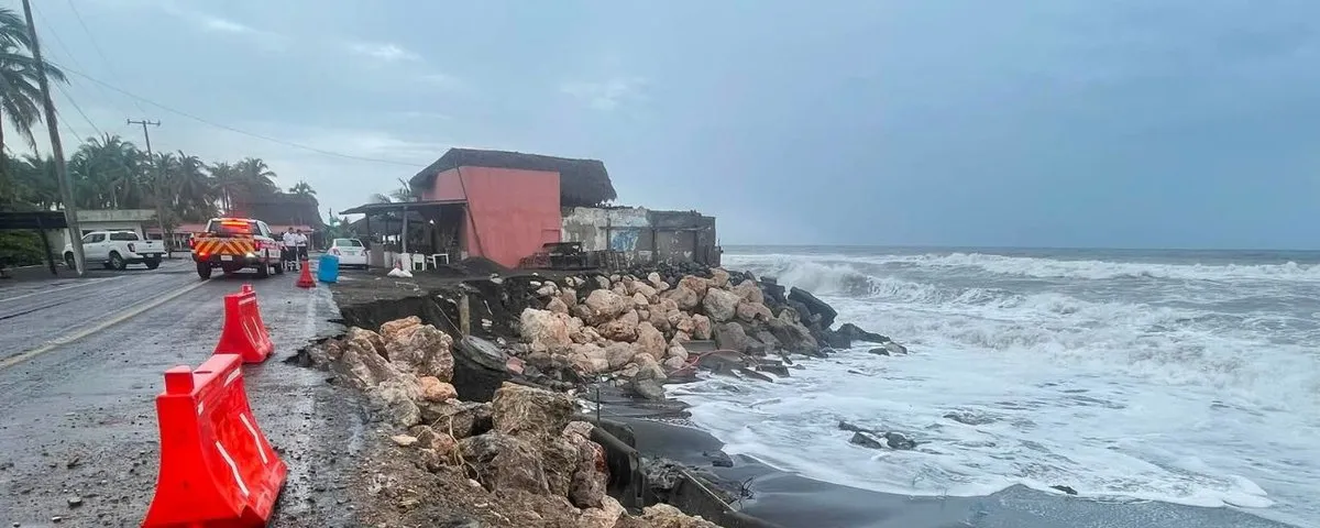 El huracán "Rachel" vuelve a categoría 2 mientras se aleja de las costas mexicanas
