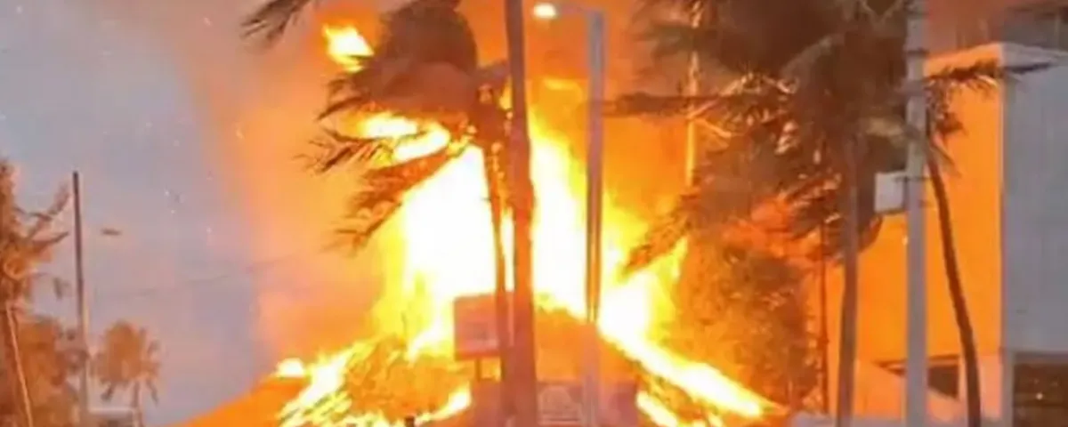 Voraz incendio arrasa restaurante Villa Rica Express en Boca del Río, Veracruz