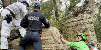 Australiana se atora en rocas por rescatar su teléfono