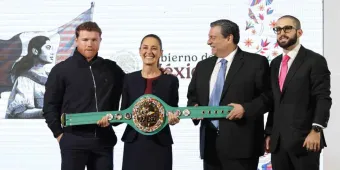 Canelo aparece en conferencia de Sheinbaum para hacer una promesa